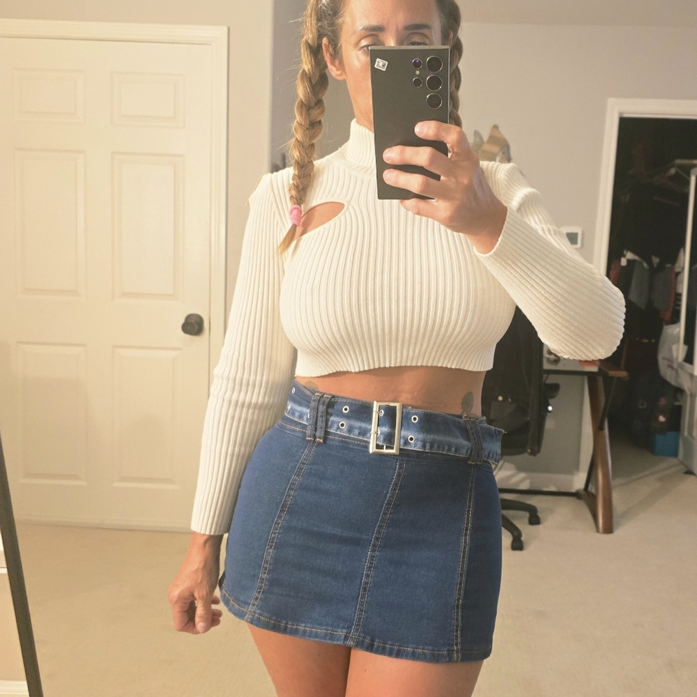 Sweater White Cut-Out Sweater - Picture 7 of 8